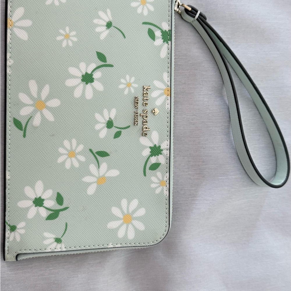 Kate Spade Mint Green Daisy Wristlet - Gently Used